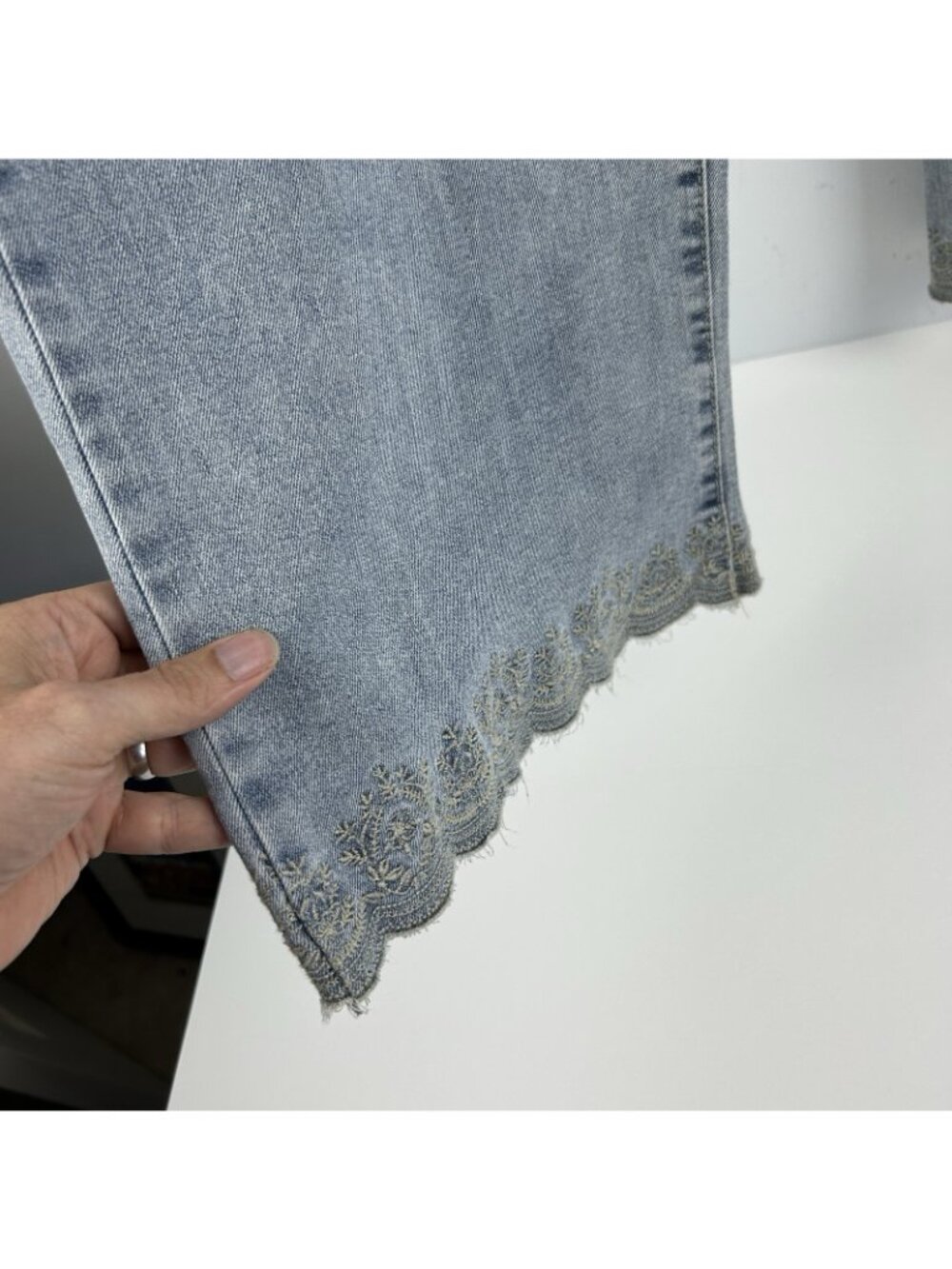 NWT Curve Appeal High Rise Wide Leg Jeans with Scalloped Embroidered Hems 14/32 - Picture 4 of 16